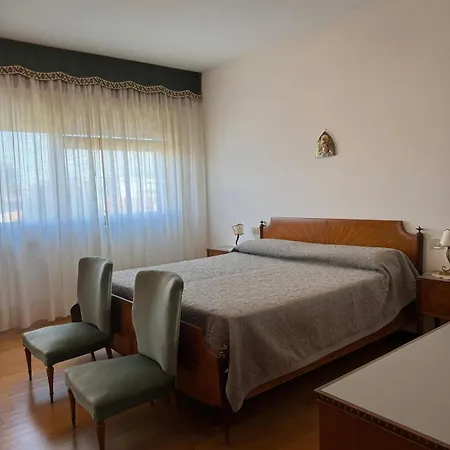 Back To The 70s, Large Three-bedroom With Parking *