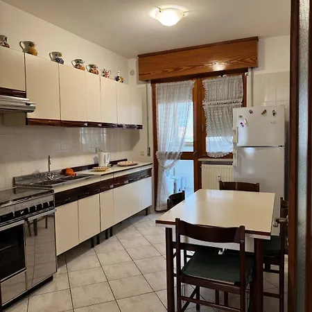 Back To The 70s, Large Three-bedroom With Parking Lejlighed *