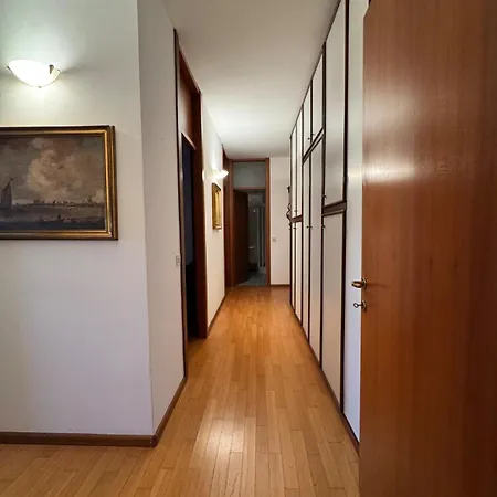 Back To The 70s, Large Three-bedroom With Parking Apartment Udine