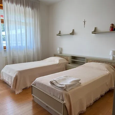 Back To The 70s, Large Three-bedroom With Parking Apartment