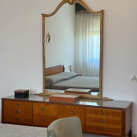 Back To The 70s, Large Three-bedroom With Parking Apartment Udine