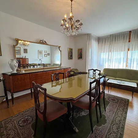 Apartment Back To The 70s, Large Three-bedroom With Parking
